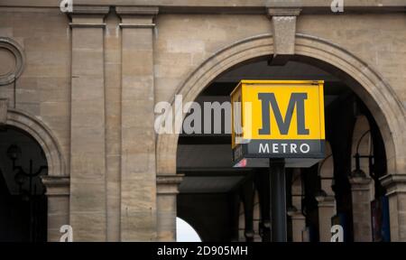 Segnale della metropolitana alla fermata Tyne and Wear della metropolitana nella città di Newcastle upon Tyne, nel Nord Est dell'Inghilterra. Foto Stock