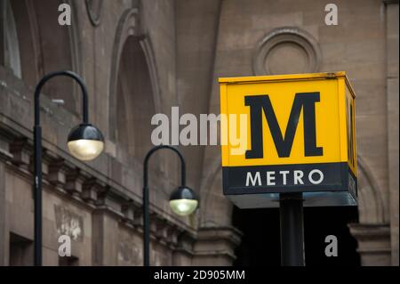 Segnale della metropolitana alla fermata Tyne and Wear della metropolitana nella città di Newcastle upon Tyne, nel Nord Est dell'Inghilterra. Foto Stock