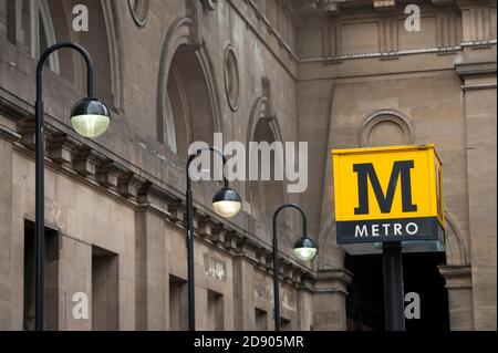 Segnale della metropolitana alla fermata Tyne and Wear della metropolitana nella città di Newcastle upon Tyne, nel Nord Est dell'Inghilterra. Foto Stock