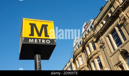 Segnale della metropolitana alla fermata Tyne and Wear della metropolitana nella città di Newcastle upon Tyne, nel Nord Est dell'Inghilterra. Foto Stock