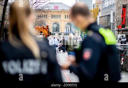 Hannover, Germania. 02 novembre 2020. Gli agenti di polizia si accerterono nella zona pedonale vicino alla stazione principale per assicurarsi che le maschere siano indossate. A seguito di un aumento delle infezioni da corona nella regione di Hannover, le maschere sono ora obbligatorie per le aree molto frequentate negli spazi pubblici. Credit: Hauke-Christian Dittrich/dpa/Alamy Live News Foto Stock