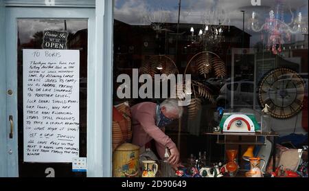 Loughborough, Leicestershire, Regno Unito. 2 novembre 2020. Rob Derrick, proprietario di negozi d'antiquariato e da collezione di Crazy DaisyÕs, lavora accanto al suo messaggio al primo ministro Boris Johnson dopo l'annuncio di un secondo blocco pandemico di Covid-19. Credit Darren Staples/Alamy Live News. Foto Stock