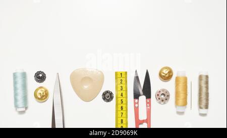 Set di accessori per cucire su sfondo bianco con una spazio di copia Foto Stock