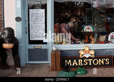 Loughborough, Leicestershire, Regno Unito. 2 novembre 2020. Rob Derrick, proprietario di negozi d'antiquariato e da collezione di Crazy DaisyÕs, lavora accanto al suo messaggio al primo ministro Boris Johnson dopo l'annuncio di un secondo blocco pandemico di Covid-19. Credit Darren Staples/Alamy Live News. Foto Stock