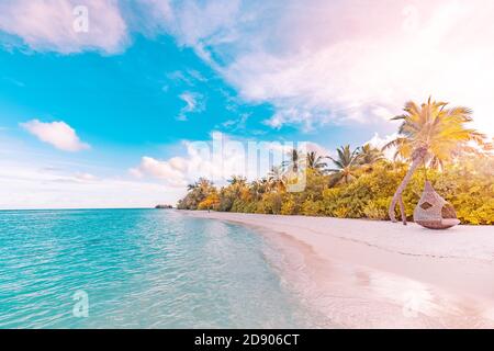 Bellissima alba paradiso Maldive spiaggia tropicale sull'isola. Concetto di vacanza estiva e di viaggio. Paesaggio da sogno, luce del tramonto, tranquillo, rilassante Foto Stock