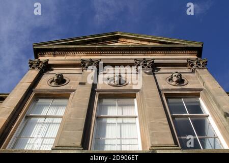 Ayr Academy, Ayr, Ayrshire, Scozia, Regno Unito. La facciata dell'accademia di Ayr che mostra il portico corinzio con medlalioni di tre famosi scozzesi da sinistra a destra James Watt (inventore) Robert Burns (poeta) David Wilkie (artista) Foto Stock