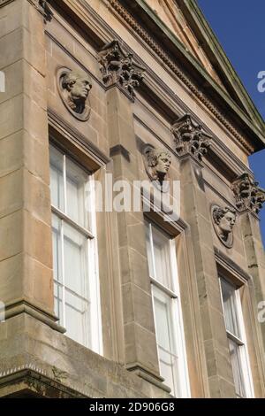 Ayr Academy, Ayr, Ayrshire, Scozia, Regno Unito. La facciata dell'accademia di Ayr che mostra il portico corinzio con medlalioni di tre famosi scozzesi da sinistra a destra James Watt (inventore) Robert Burns (poeta) David Wilkie (artista) Foto Stock