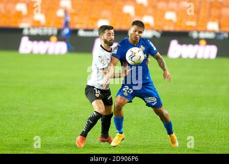 Jose Luis Gaya di Valencia CF e Juan Camilo Cucho Hernandez di Getafe durante il campionato spagnolo di calcio la Liga mach tra Valencia e G C. Foto Stock