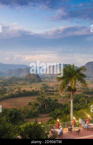 Cuba, Provincia di Pinar del Río, Vinales, persone sedute a bordo piscina all'Hotel Horizontes Los Jazmines Foto Stock