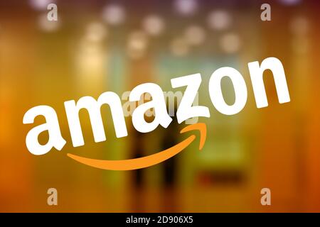 SEATTLE, WASHINGTON/USA - 2 giugno 2019: Selezionato Focus sul logo Amazon visualizzato sulla finestra di una libreria Amazon chiamata Amazon Books Foto Stock