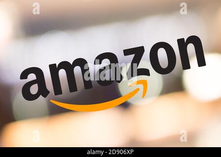 SEATTLE, WASHINGTON/USA - 2 giugno 2019: Selezionato Focus sul logo Amazon visualizzato sulla finestra di una libreria Amazon chiamata Amazon Books Foto Stock