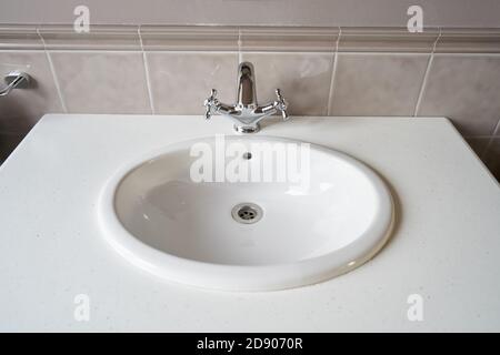 Moderno lavabo ovale e bianco Foto Stock
