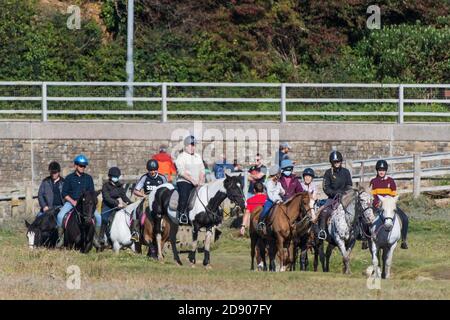 I turisti che si affacciano su un'escursione a cavallo lungo il fiume Gannel a Newquay in Cornovaglia. Foto Stock