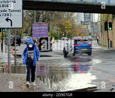 Glasgow, Scozia, Regno Unito. 2ndt Novembre, 2020: Regno Unito Meteo:inondazioni hanno visto il parco kelvingrove sotto l'acqua e sotto il ponte ferroviario Partick allagato in una corsia . Credit: Gerard Ferry/Alamy Live News Foto Stock