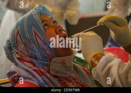 Medan, Indonesia. 2 Nov 2020. Un operatore sanitario prende un campione di tampone da una donna per un test COVID-19 a Medan, North Sumatra, Indonesia, 2 novembre 2020. Credit: Notizie dal vivo di Byma/Xinhua/Alamy Foto Stock