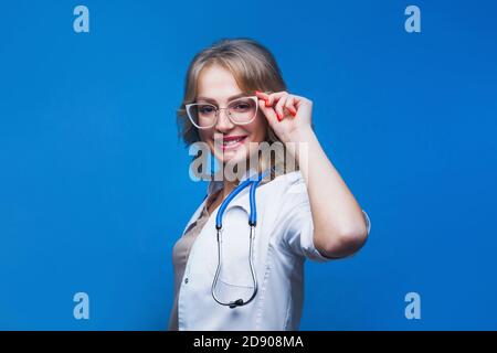 Ritratto di un giovane attraente medico donna in camice bianco. Foto Stock