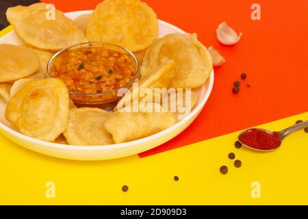 Cucina indiana. Tortillas Luchi con verdure cotte e fresche. Foto Stock