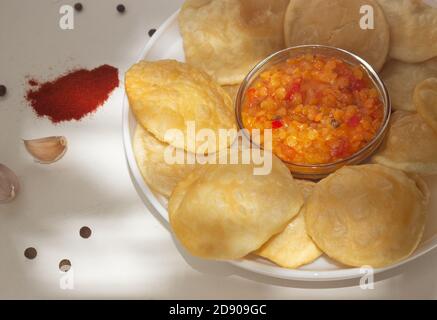 Cucina indiana. Tortillas Luchi con verdure cotte. Foto Stock