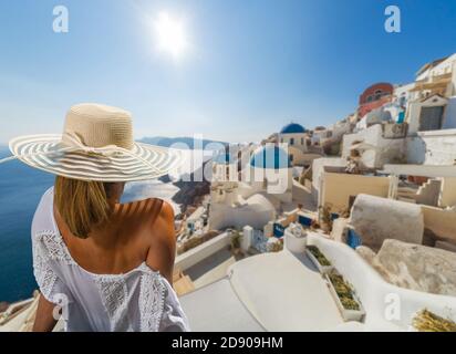 Donna in vacanza sull'isola di Santorini in Grecia Foto Stock