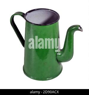 Tea coffee pot smaltato in metallo vecchio di colore verde isolato su sfondo bianco. Foto Stock