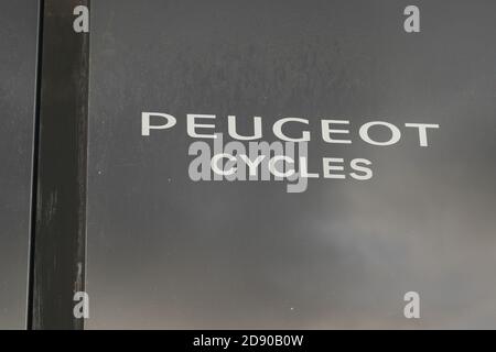 Bordeaux , Aquitaine / Francia - 10 30 2020 : peugeot Cycles logo e segno di fronte al negozio di biciclette sul bikecycle concessionaria negozio garage di vendita biciclette Foto Stock