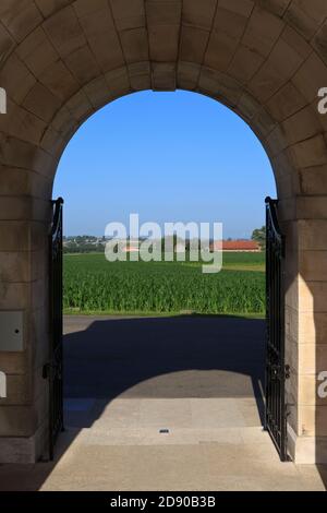 Ingresso principale al Tyne Cot Cemetery (1914-1918), il più grande cimitero per le forze del Commonwealth del mondo, per qualsiasi guerra, a Zonnebeke, Belgio Foto Stock