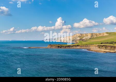 Kimmeridge Bay e Gad Cliff sulla Jurassic Coast a Dorset, Inghilterra Foto Stock