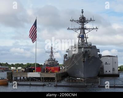Diverse navi navali ancorano nella base navale di Norfolk. Foto Stock