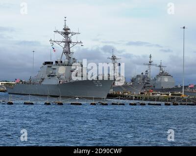 Diverse navi navali ancorano nella base navale di Norfolk. Foto Stock