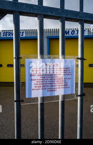 Un avviso su un garage che informa i clienti che è chiuso a causa di un focolaio di Covid-19 nella famiglia che possiede l'azienda, Ashbourne, Derbyshire Foto Stock