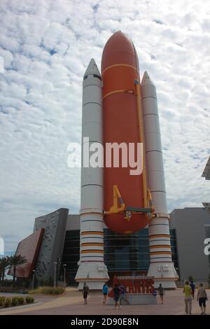 Una replica dei serbatoi di carburante della navetta spaziale e dei motori a razzo solidi esposti al Visitor Complex presso il Kennedy Space Center della NASA, Florida Foto Stock