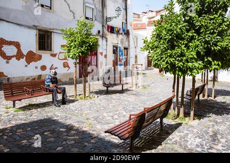 Lisbona, Portogallo - 21 luglio 2020: Una vista sulla piazza principale del vecchio quartiere moresco nella città vecchia di Lisbona. Foto Stock