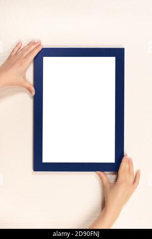 diploma mockup. donna appeso cornice foto mockup a parete. Certificato, diploma, immagine, mockup di gratificare cornice bianca Foto Stock