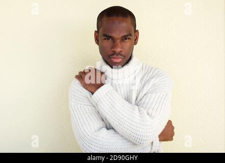 Ritratto di modello di moda maschile afroamericano in posa con maglione Foto Stock