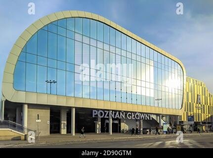 Poznan, Polonia - 15 febbraio 2020: Architettura moderna della stazione ferroviaria di Poznan Glowny. Stazione centrale di Poznan. Foto Stock