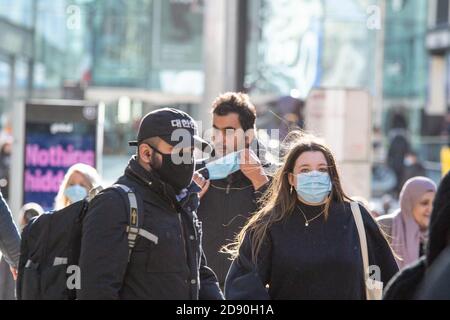 Gli acquirenti nel centro di Birmingham prima che il paese venga lasciato In mese-lungo blocco nazionale il Giovedi Foto Stock