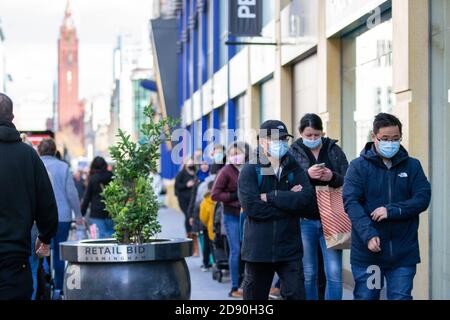 Gli acquirenti si accodano fuori Poundland in una corsa alle scorte Fino sulle forniture prima di un altro blocco nazionale nel novembre 2020 Foto Stock