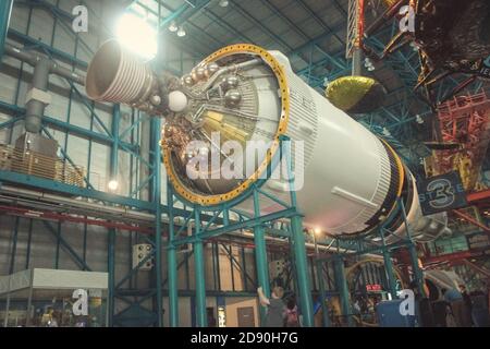 I motori del secondo stadio del Saturno 5 razzo che è esposta al Complesso Visitatori del Centro Spaziale Kennedy Foto Stock