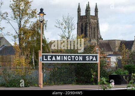 Indicazioni per Leamington Spa alla stazione ferroviaria, Warwickshire Foto Stock