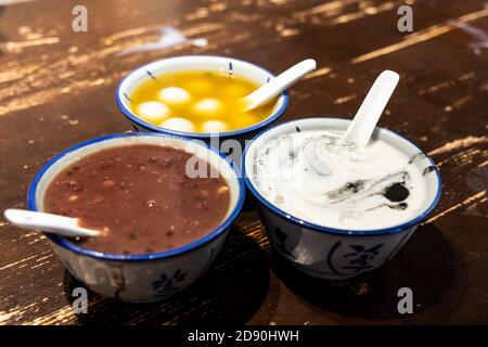 Fagiolo rosso, yuan di tang, zuppa dolce di sesamo nero di mandorle. Foto Stock
