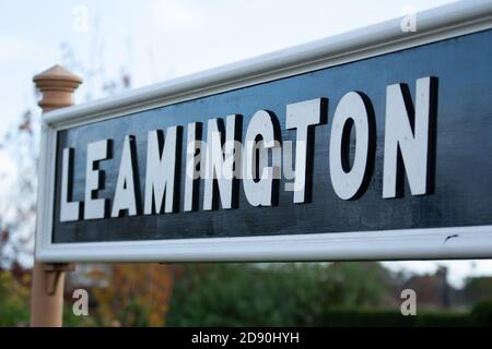 Indicazioni per Leamington Spa alla stazione ferroviaria, Warwickshire Foto Stock