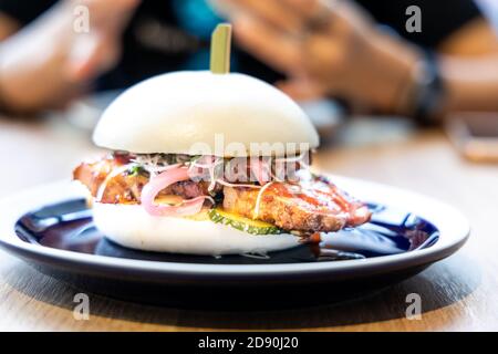 Delizioso pancia di maiale bao o hamburger cinese serviti nel ristorante Foto Stock