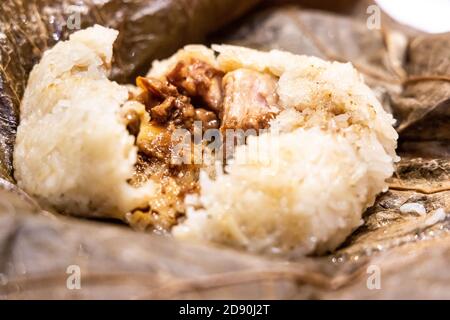 Riso glutinoso avvolto con gnocchi di foglie, popolare dim sum cinese Foto Stock