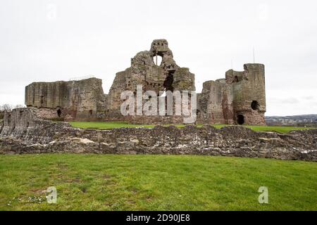 Le rovine del castello di Rhuddlan, Castell Rhuddlan costruito nel regno di Edoardo 1 nel 1277 e nella contea gallese del Denbighshire Regno Unito Foto Stock