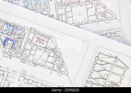 Il disegno architettonico, i disegni, i disegni sono stesi sul tavolo. Fondo di costruzione, utensili di ingegneria. Vista dall'alto Foto Stock