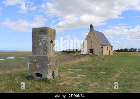 la piccola chiesa cappella di sainte-anne sulla costa della normandia in la baia del mont saint-michel in estate in francia Foto Stock