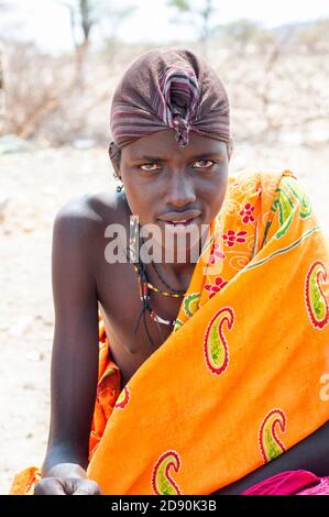 Uomo Maasai con abbigliamento tradizionale, membro della tribù dei Samburu, nella Riserva Nazionale di Samburu. Kenya. Africa. Foto Stock