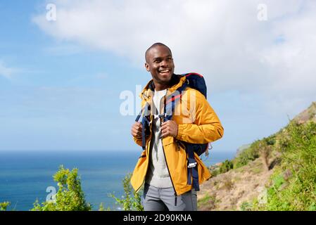 Ritratto di felice afro-americano con zaino in natura Foto Stock