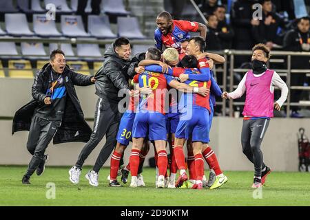 Dalian, provincia cinese di Liaoning. 2 Nov 2020. I giocatori di Qingdao Huanghai festeggiano per la vittoria dopo la diciottesima partita tra Wuhan Zall e Qingdao Huanghai alla stagione 2020 della Super League della Chinese Football Association (CSL) Dalian Division a Dalian, nella provincia di Liaoning della Cina nordorientale, il 2 novembre 2020. Credit: Pan Yulong/Xinhua/Alamy Live News Foto Stock