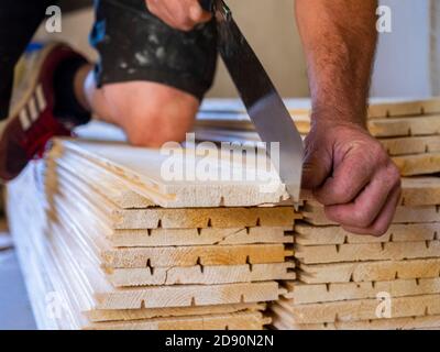 il lavoratore taglia le doghe di legno con la sega Foto Stock